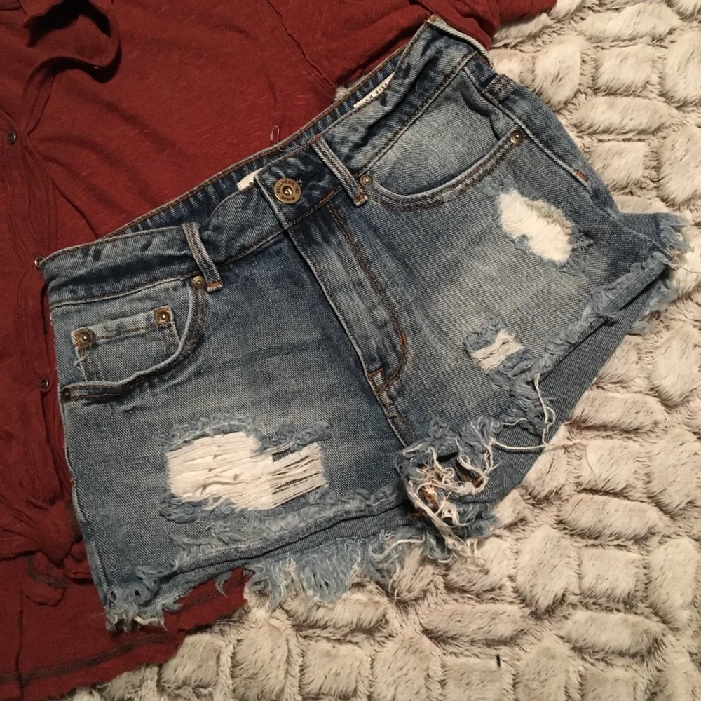 PacSun High Rise Distressed Bootie Short - Picture 3 of 5